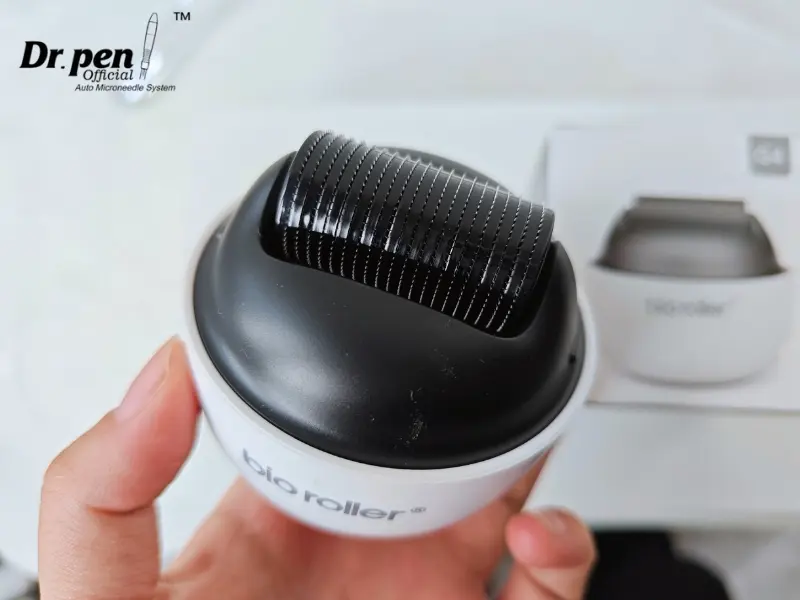 ドクターペン・Bio Roller G4を片手に持ち、針側を見せる